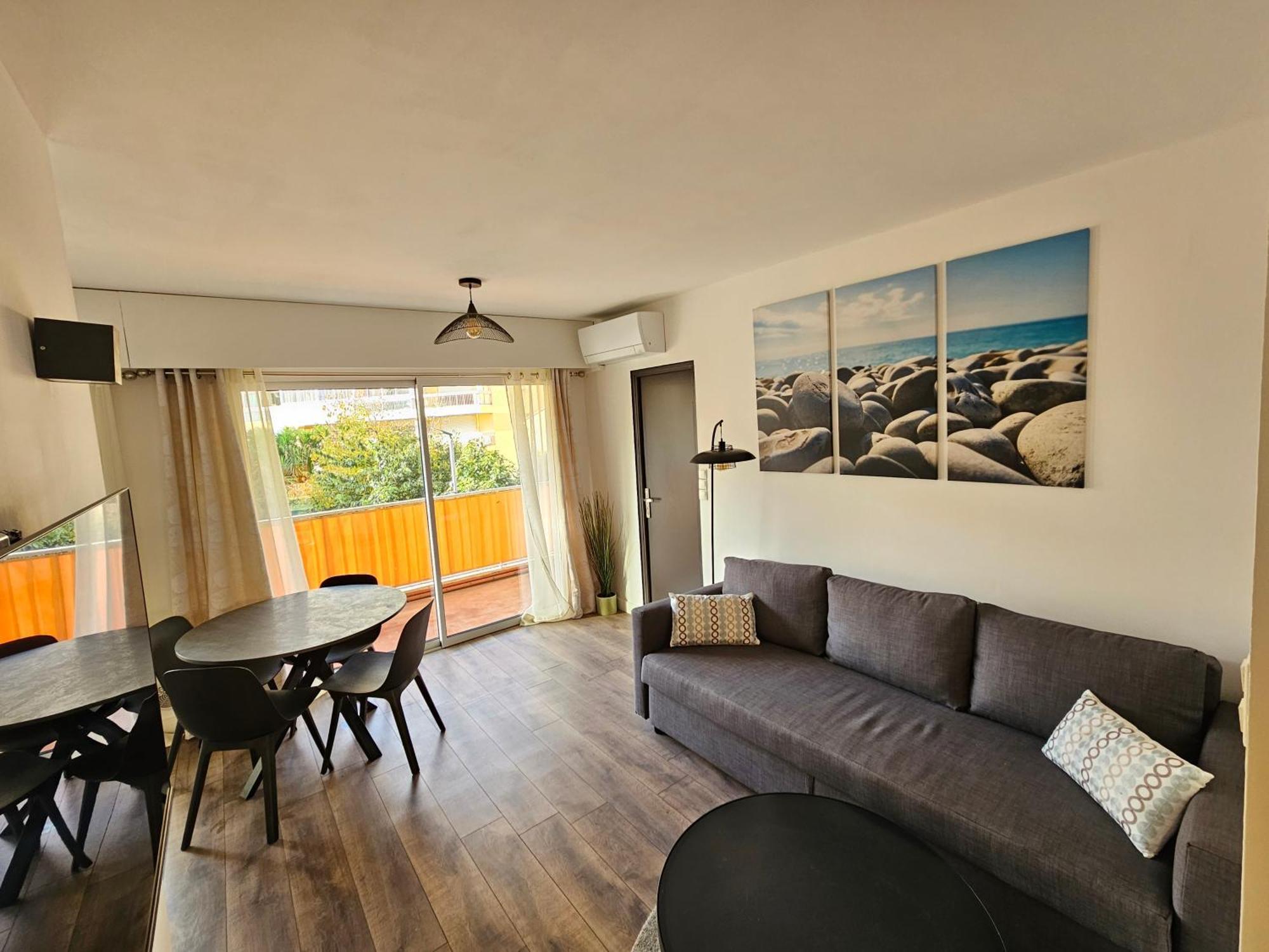 Apartment 2 Pieces Lumineux, Proche Plage, Parking, Clim, Hippodrome
